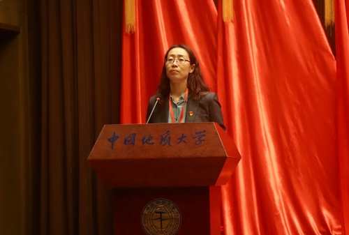 总监票人陈翠柏主持选举工作